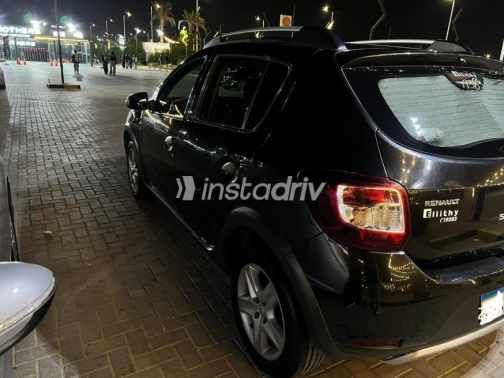 Renault Sandero Step Way 2016 Black Automatic Used for Sale in Sheikh Zayed City - 3