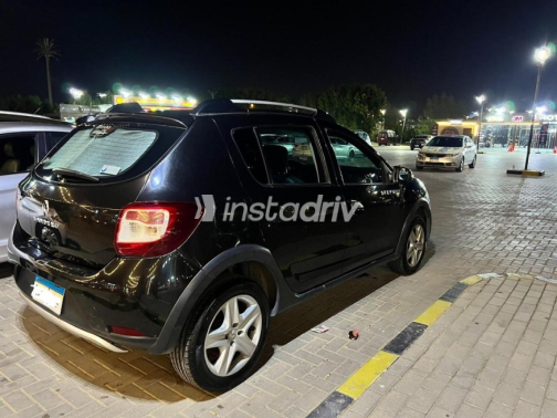 Renault Sandero Step Way 2016 Black Automatic Used for Sale in Sheikh Zayed City - 4