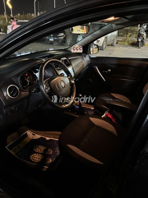 Renault Sandero Step Way 2016 Black Automatic Used for Sale in Sheikh Zayed City - 5