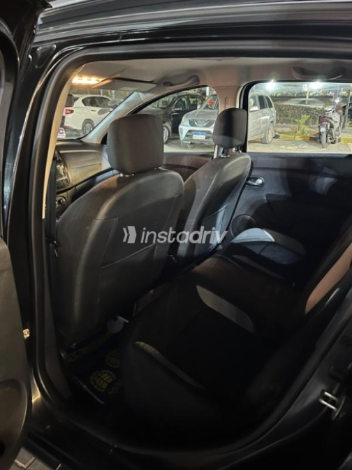 Renault Sandero Step Way 2016 Black Automatic Used for Sale in Sheikh Zayed City - 6