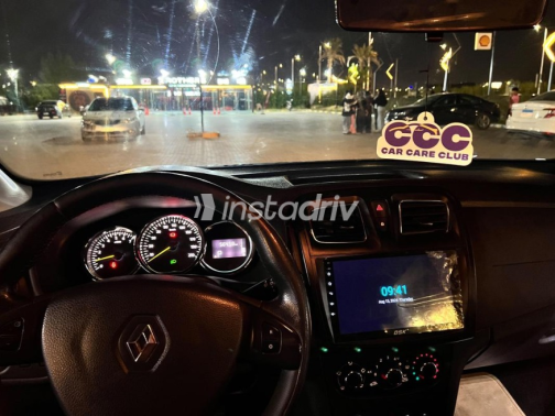 Renault Sandero Step Way 2016 Black Automatic Used for Sale in Sheikh Zayed City - 9