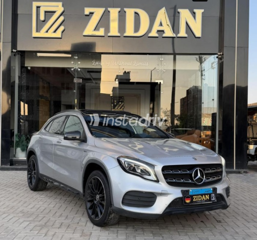 Mercedes GLA 200 2020 Silver Automatic Used for Sale in Sheikh Zayed City - 1