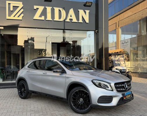 Mercedes GLA 200 2020 Silver Automatic Used for Sale in Sheikh Zayed City - 2