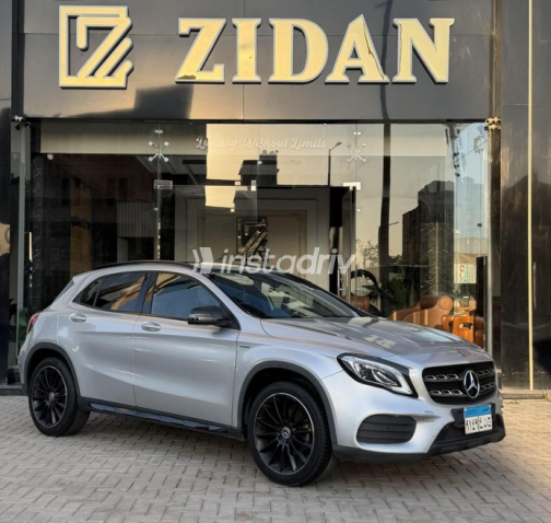 Mercedes GLA 200 2020 Silver Automatic Used for Sale in Sheikh Zayed City - 3