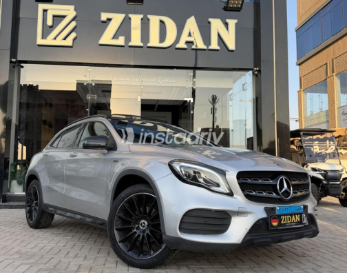 Mercedes GLA 200 2020 Silver Automatic Used for Sale in Sheikh Zayed City - 4