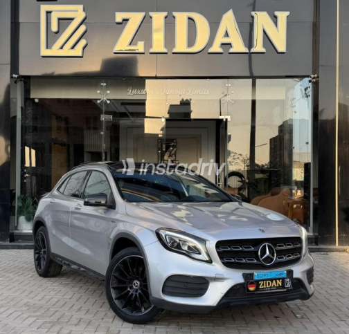 Mercedes GLA 200 2020 Silver Automatic Used for Sale in Sheikh Zayed City - 5