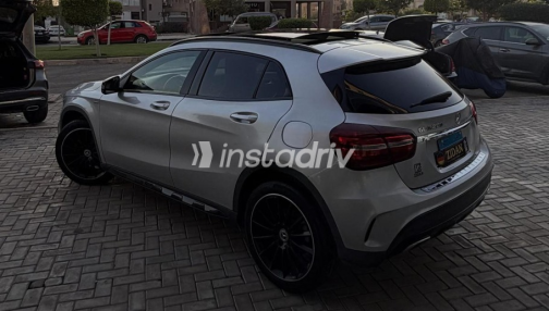 Mercedes GLA 200 2020 Silver Automatic Used for Sale in Sheikh Zayed City - 6