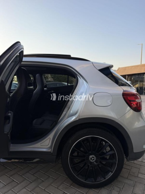 Mercedes GLA 200 2020 Silver Automatic Used for Sale in Sheikh Zayed City - 7