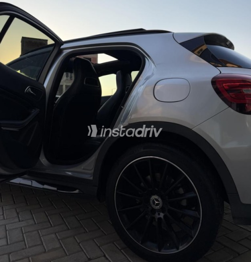 Mercedes GLA 200 2020 Silver Automatic Used for Sale in Sheikh Zayed City - 8