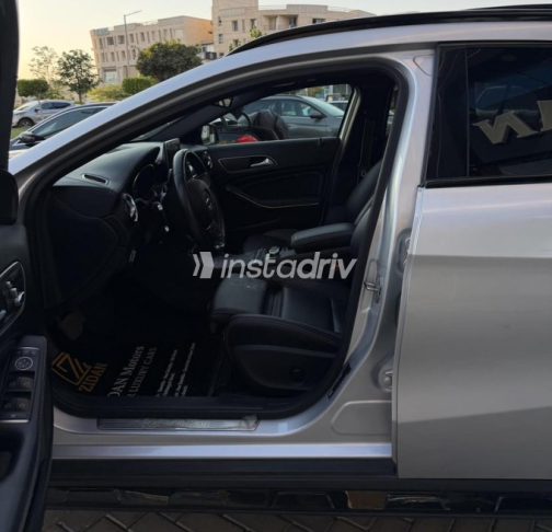 Mercedes GLA 200 2020 Silver Automatic Used for Sale in Sheikh Zayed City - 9