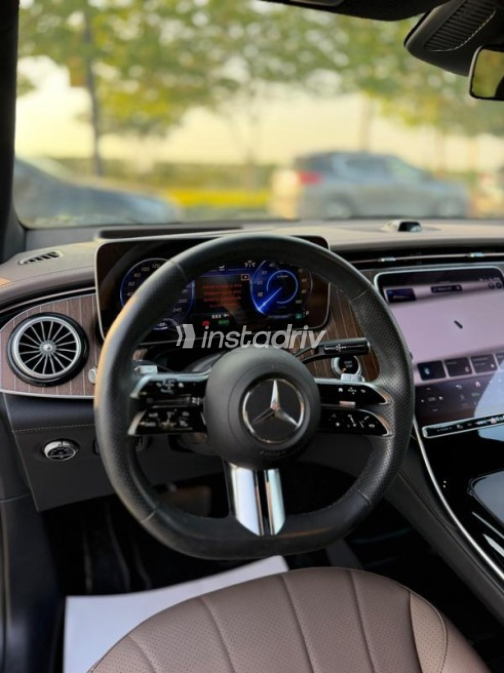 مرسيدس E 350 2024 أسود أوتوماتيك مستعملة للبيع في مدينة الشيخ زايد - 3