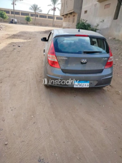 هيونداي I30 2009 أبيض أوتوماتيك مستعملة للبيع في دمياط - 3