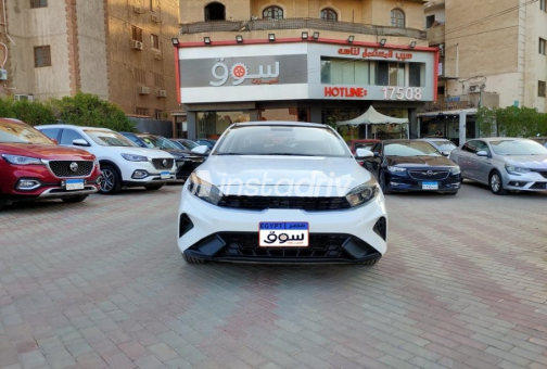 كيا سيراتو 2024 أبيض أوتوماتيك مستعملة للبيع في المعادى - 1
