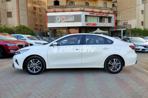 كيا سيراتو 2024 أبيض أوتوماتيك مستعملة للبيع في المعادى - 2