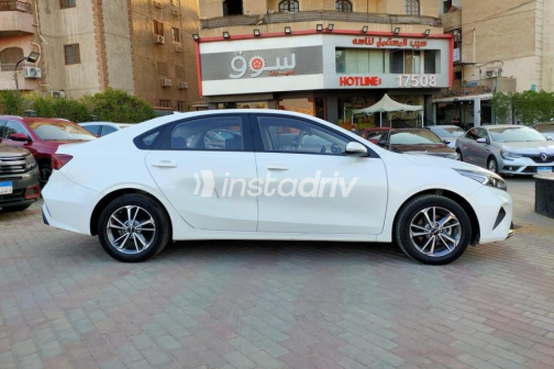كيا سيراتو 2024 أبيض أوتوماتيك مستعملة للبيع في المعادى - 3