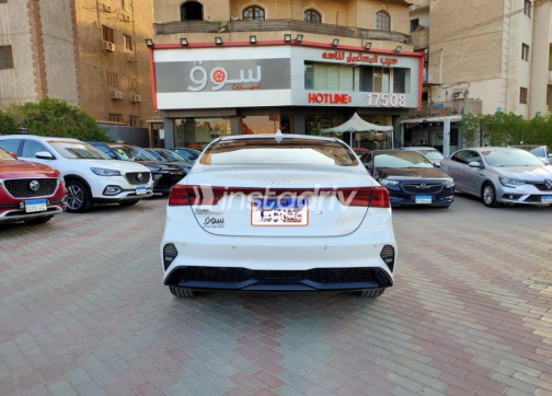 كيا سيراتو 2024 أبيض أوتوماتيك مستعملة للبيع في المعادى - 4