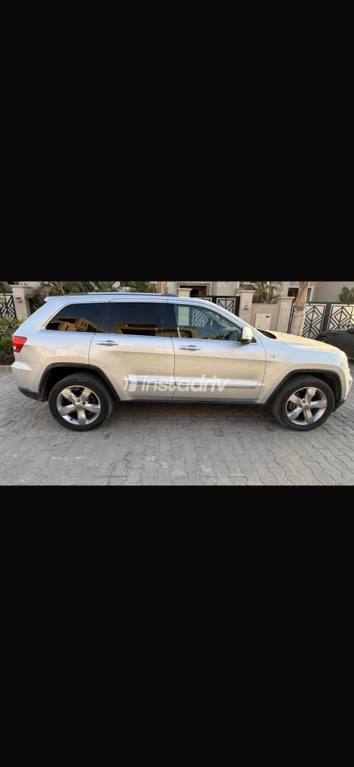 Jeep Grand Cherokee 2012 Silver Automatic Used for Sale in Greater Cairo ( Cairo + Giza) - 2