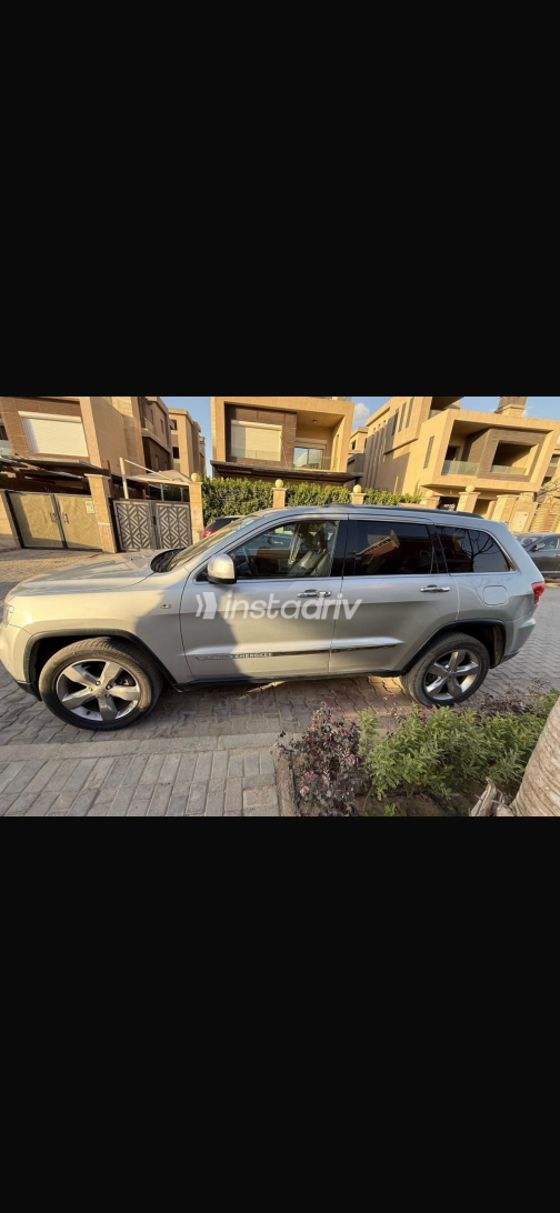 Jeep Grand Cherokee 2012 Silver Automatic Used for Sale in Greater Cairo ( Cairo + Giza) - 3