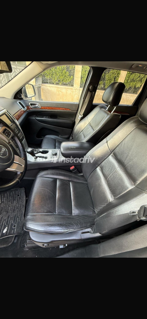 Jeep Grand Cherokee 2012 Silver Automatic Used for Sale in Greater Cairo ( Cairo + Giza) - 4