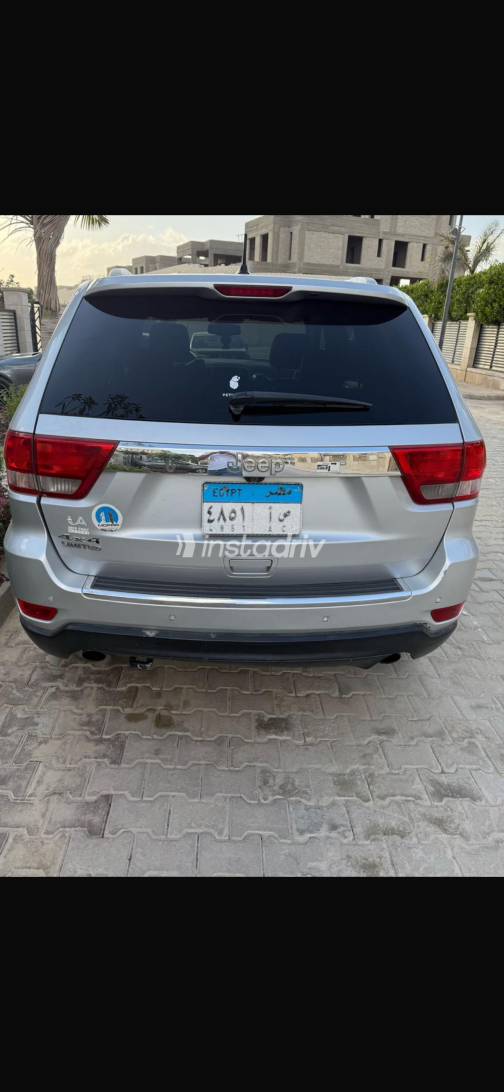 Jeep Grand Cherokee 2012 Silver Automatic Used for Sale in Greater Cairo ( Cairo + Giza) - 6