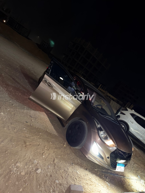 Hyundai Elantra 2015 Brown Automatic Used for Sale in Greater Cairo ( Cairo + Giza) - 3
