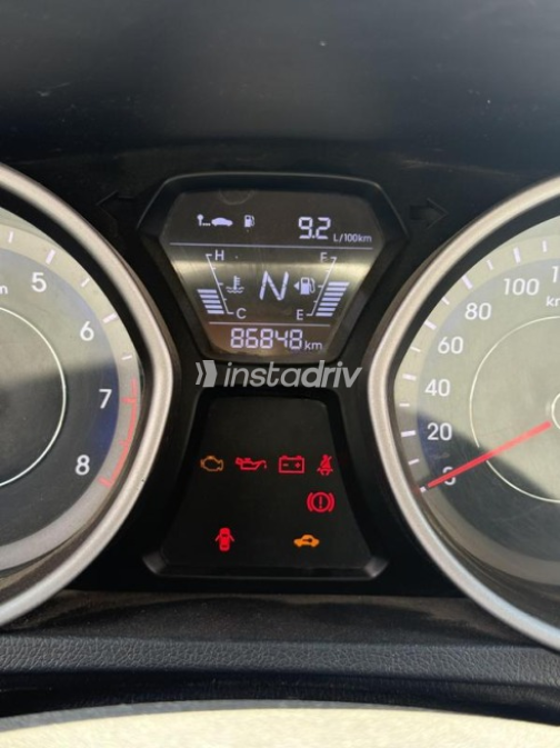 Hyundai Elantra MD 2016 Silver Automatic Used for Sale in Nasr city - 4