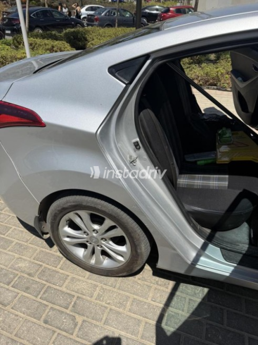 Hyundai Elantra MD 2016 Silver Automatic Used for Sale in Nasr city - 9