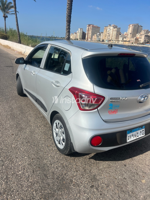 Hyundai Grand i10 2019 Silver Automatic Used for Sale in Greater Cairo ( Cairo + Giza) - 2