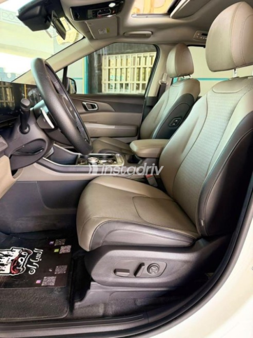 Kia Carnival 2025 White Automatic Used for Sale in Cairo - 6