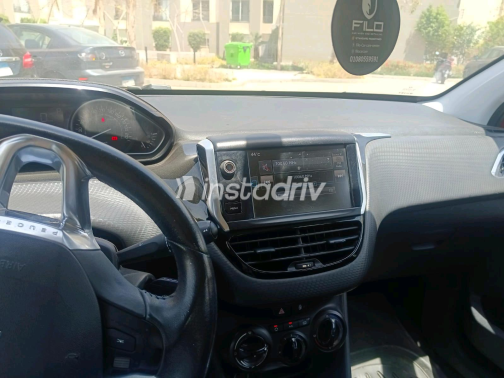 Peugeot 2008 2017 White Automatic Used for Sale in Greater Cairo ( Cairo + Giza) - 6