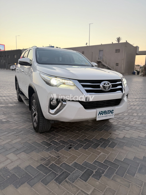 Toyota Fortuner 2019 White Automatic Used for Sale in Greater Cairo ( Cairo + Giza) - 5