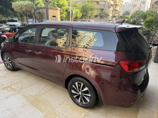 Kia Carnival 2016 Dark Red Automatic Used for Sale in Heliopolis - 7