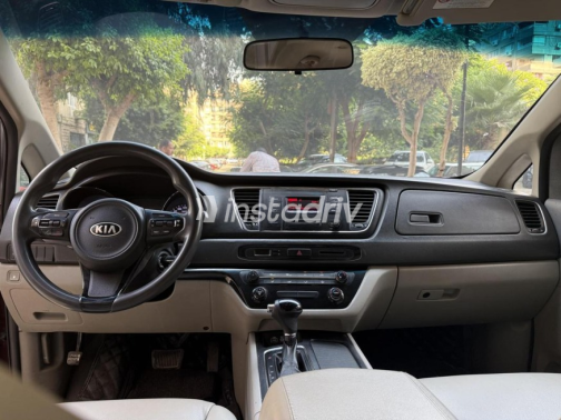 Kia Carnival 2016 Dark Red Automatic Used for Sale in Heliopolis - 9