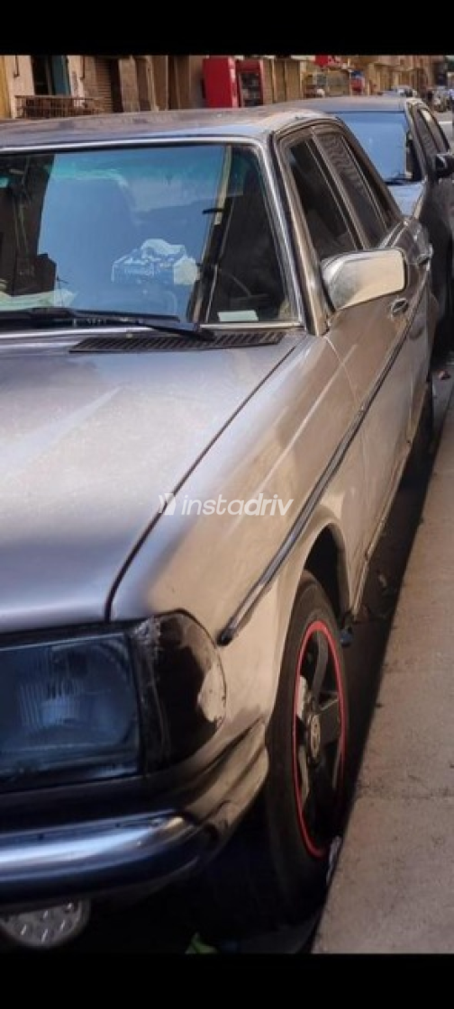 Mercedes 200 1982 Silver Automatic Used for Sale in Ain Shams - 3