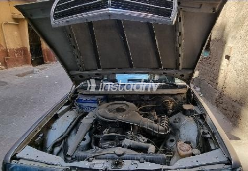 Mercedes 200 1982 Silver Automatic Used for Sale in Ain Shams - 6