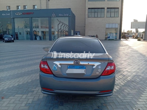 بى واى دى‬ F3 2025 فضي أوتوماتيك مستعملة للبيع في مدينتى - 4