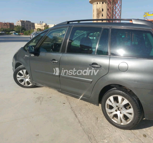 Citroën C4 Grand Picasso 2014 Dark Gray Automatic Used for Sale in Greater Cairo ( Cairo + Giza) - 5