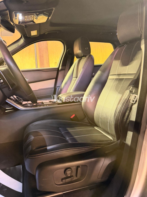 Land Rover Velar 2023 Gray Automatic Used for Sale in Greater Cairo ( Cairo + Giza) - 8
