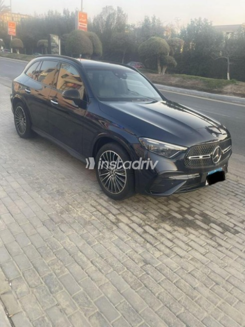 مرسيدس GLC 300 2023 أزرق غامق أوتوماتيك مستعملة للبيع في مدينة الشيخ زايد - 2