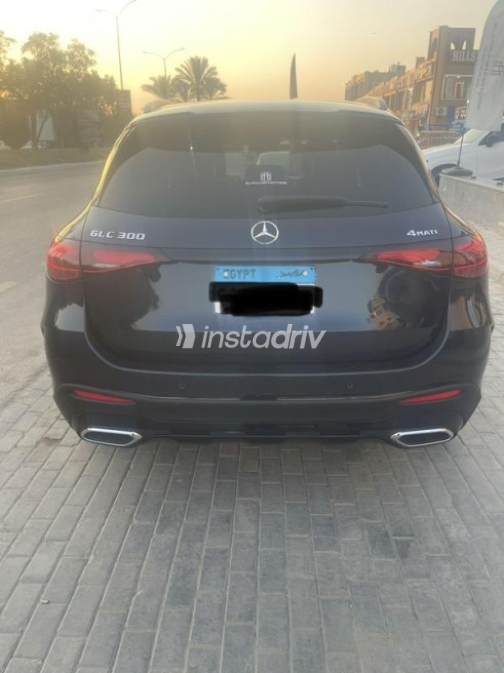 مرسيدس GLC 300 2023 أزرق غامق أوتوماتيك مستعملة للبيع في مدينة الشيخ زايد - 3