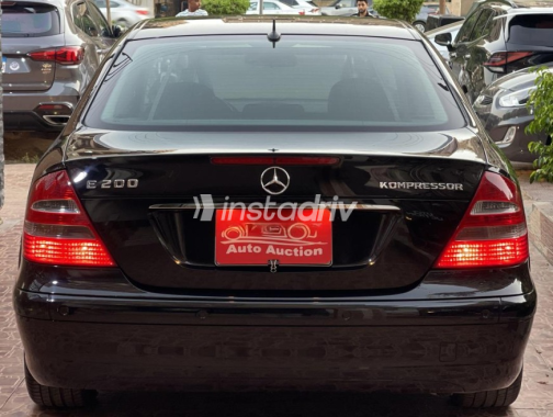 Mercedes E 200 2006 Black Automatic Used for Sale in Cairo - 4