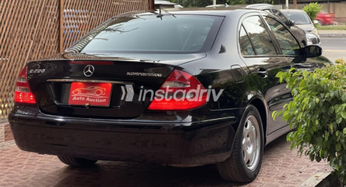 Mercedes E 200 2006 Black Automatic Used for Sale in Cairo - 6