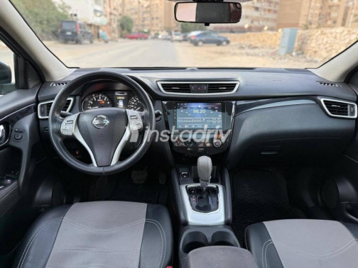 Nissan Qashqai 2017 Silver Automatic Used for Sale in Helwan - 3