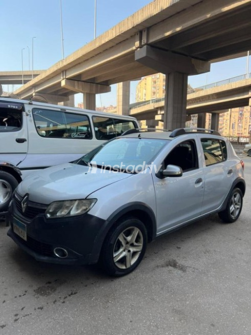 Renault Sandero Step Way 2016 Silver Manual Used for Sale in Giza - 2