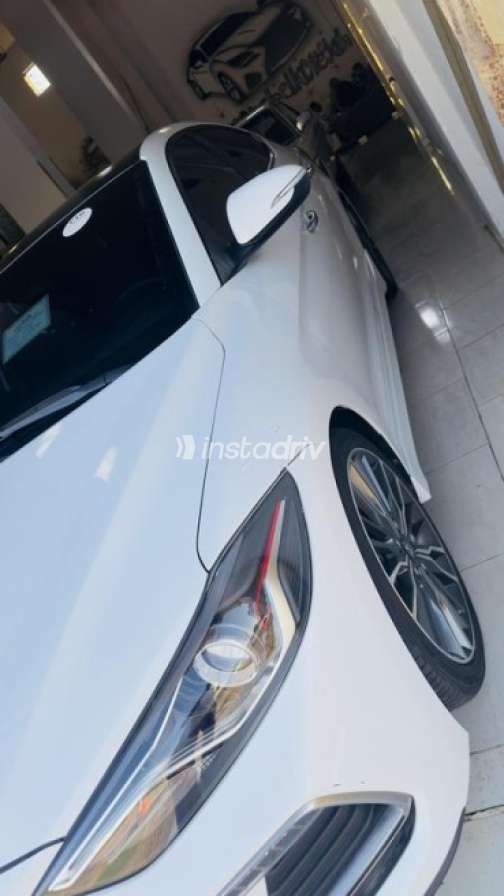 Hyundai Elantra 2017 White Automatic Used for Sale in Greater Cairo ( Cairo + Giza) - 4