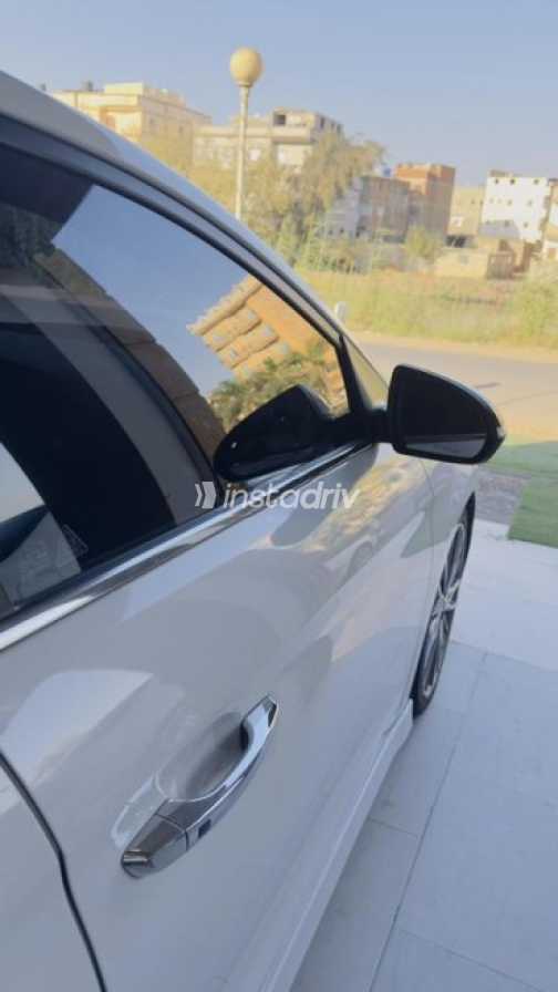 Hyundai Elantra 2017 White Automatic Used for Sale in Greater Cairo ( Cairo + Giza) - 6