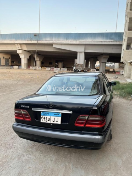 Mercedes E 200 2000 Black Automatic Used for Sale in El Haram - 2