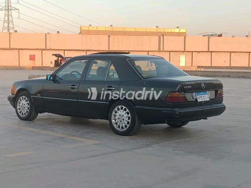 Mercedes E 200 1988 Black Automatic Used for Sale in Greater Cairo ( Cairo + Giza) - 4