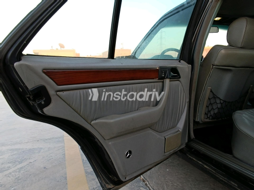 Mercedes E 200 1988 Black Automatic Used for Sale in Greater Cairo ( Cairo + Giza) - 5
