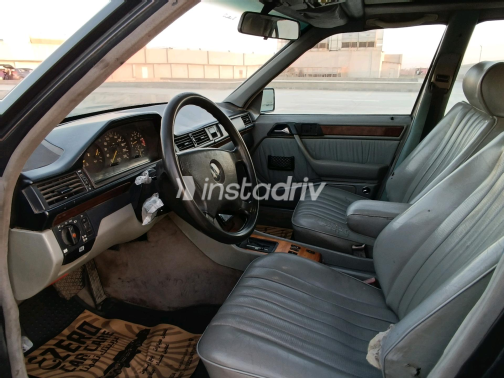 Mercedes E 200 1988 Black Automatic Used for Sale in Greater Cairo ( Cairo + Giza) - 6